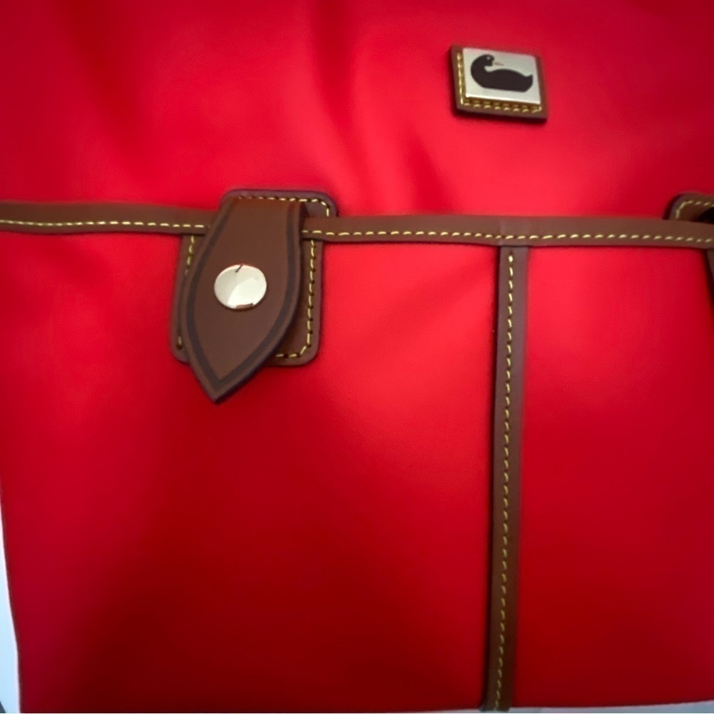 BNWT Red Dooney and Bourke Canvas Sac With Leather Shoulder Strap and Trim - Picture 4 of 11